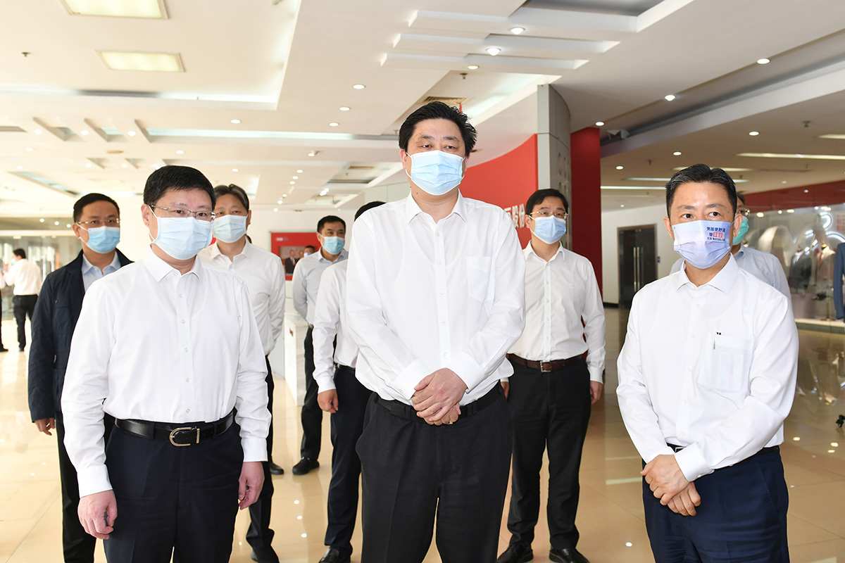 4月12日，無(wú)錫市市長(zhǎng)趙建軍帶隊(duì)深入紅豆集團(tuán)，專題調(diào)研疫情防控和復(fù)工復(fù)產(chǎn)工作。